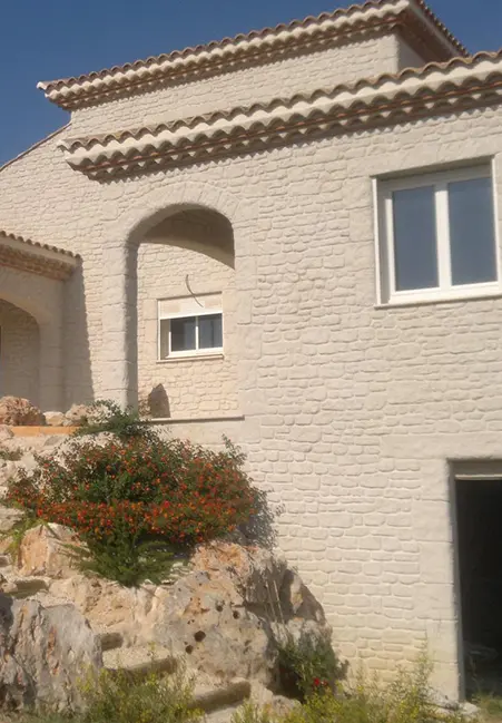 Réalisation de façades imitation pierres à Roujan dans l'Hérault